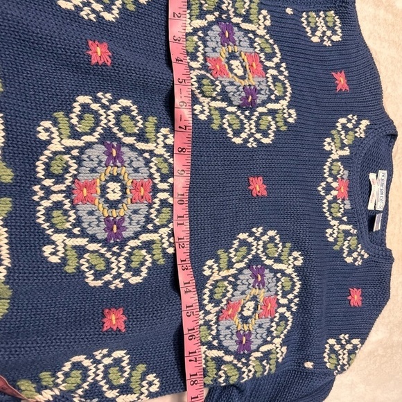 Northern Isles hand embroidered ramie sweater size medium - Picture 7 of 7